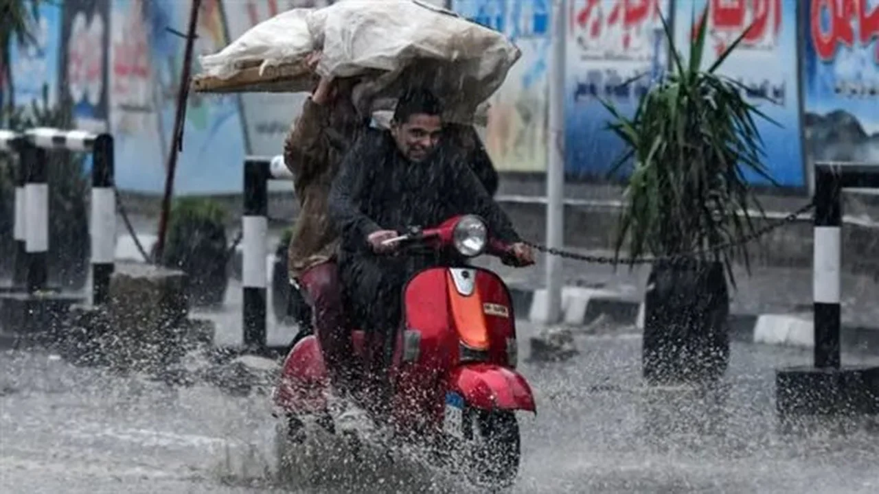 الأرصاد تحدد أماكن سقوط الأمطار مع اشتداد فترات الليل حتى صباح الغد